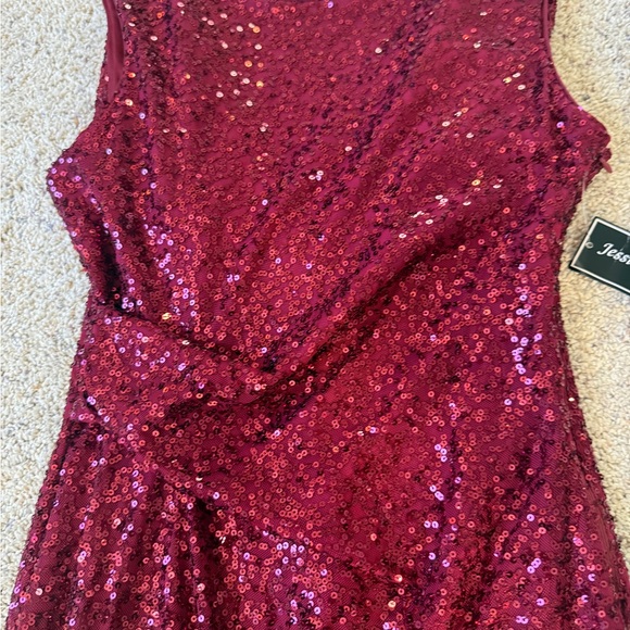 Elegant Sequin Dress in Deep Red - Picture 2 of 9